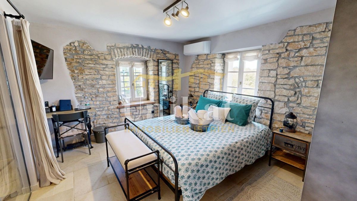 Splendida tenuta con due case in pietra e piscina